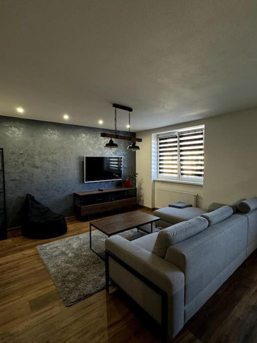 Modern Apartment In City Centre Banska Bystrica Bagian luar foto