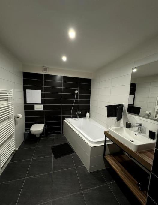 Modern Apartment In City Centre Banska Bystrica Bagian luar foto