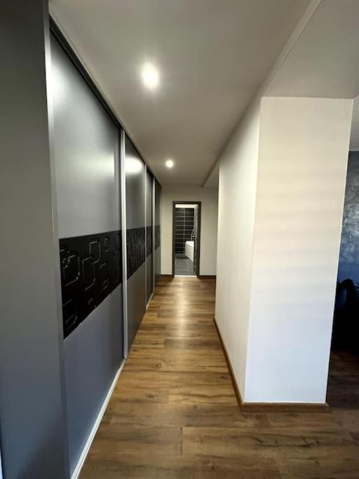 Modern Apartment In City Centre Banska Bystrica Bagian luar foto